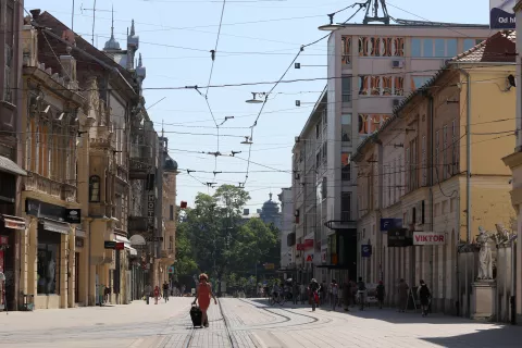 Osijek, 07. 07. 2021, Osijek na +40*C. Kapucinska ulica. Gotovo pust centar grada. Ljeto, vrucina, toplinski val, slobodnjak, ilustracija.snimio GOJKO MITIĆ