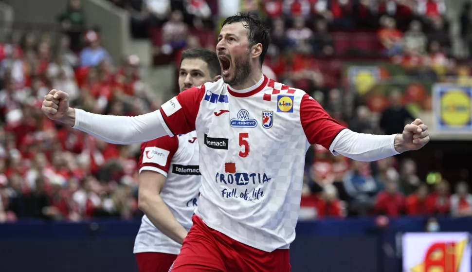 epa10416587 Croatia's Domagoj Duvnjak celebrates after scoring during the IHF Men's World Championship handball match, Main Round group 4, between Denmark and Croatia, in Malmo, Sweden, 19 January 2023 EPA/Johan Nilsson SWEDEN OUT