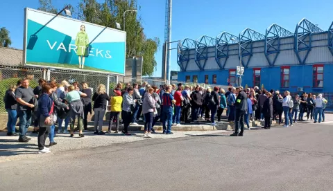 Varaždin, 10.05.2024. - Radnici varaždinskog Varteksa u petak su prosvjedovali na središnjem gradskom Trgu kralja Tomislava tražeći svoje plaće, ali i opstanak tvrtke i nastavak proizvodnje, a gradonačelnik Neven Bosilj pozvao je vjerovnike, banke i dioničare da se dogovore 'u interesu Varteksa i radnika Varteksa'.foto HINA/ Siniša KALAJDŽIJA/ ml