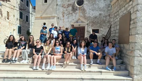 Učenici Graditeljsko-geodetske škole bili na otoku Prviću - Ljetna škola hrvatskog jezika2024.Ustupljena fotografija