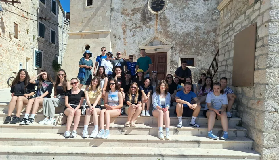 Učenici Graditeljsko-geodetske škole bili na otoku Prviću - Ljetna škola hrvatskog jezika2024.Ustupljena fotografija