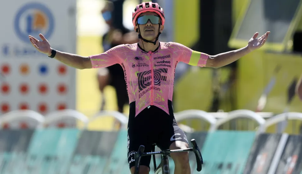 epa11483752 Ecuadorian rider Richard Carapaz of EF Education - EasyPost celebrates as he crosses the finish line to win the 17th stage of the 2024 Tour de France cycling race over 177km from Saint-Paul-Trois-Chateaux to Superdevoluy, France, 17 July 2024. EPA/GUILLAUME HORCAJUELO