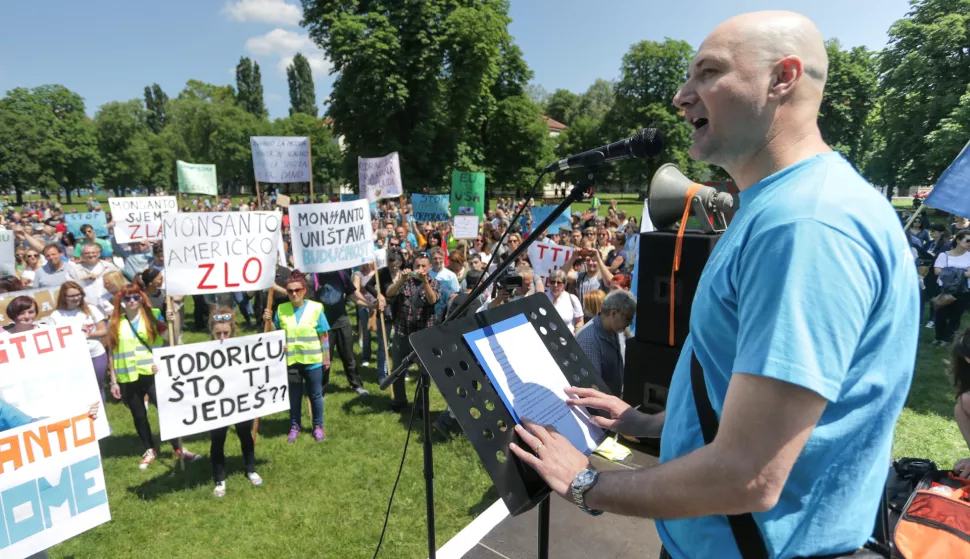 21.05.2016., Zagreb - Medjunarodni mars protiv Monsanta i Prosvjed protiv TTIP sporazuma koji organizara stranka Slobodna Hrvatska krenuo je s Trga Francuske republike. rTo je tradicionalni godisnji prosvjed protiv nacina poslovanja i proizvoda te americke tvrtke, ali i sve veceg utjecaja korporacija na demokratske drustvene procese. Drazan Dizdar. rPhoto: Davor Puklavec/PIXSELL