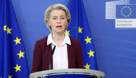 epa09334969 President of the European Commission, Ursula von der Leyen, who runs the EU joint vaccine purchasing scheme that delivered 330 million BioNTech-Pfizer COVID-19 vaccine shots, speaks during a press conference at the EU headquarters in Brussels, Belgium, 10 July 2021. The European Union has hit its target of delivering enough coronavirus disease (COVID-19) vaccine to cover 70 percent of the adult population, EU Commission President Ursula von der Leyen said. EPA/FRANCOIS WALSCHAERTS/POOL