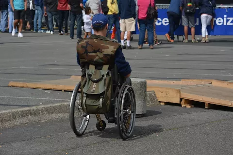 osoba s invaliditetom kolica prepreka barijera