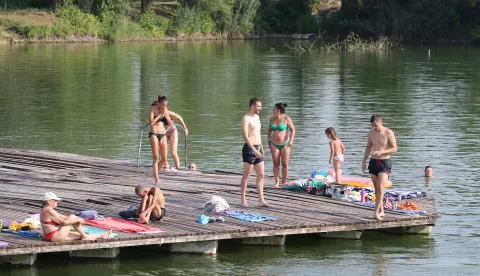 Osijek, 14. 07. 2024, Bajer, južno jezero, Jug 2. Stanovnici Juga u ove vruce dane osvijezenje nalaze u popularnom Bajeru. snimio GOJKO MITIĆ