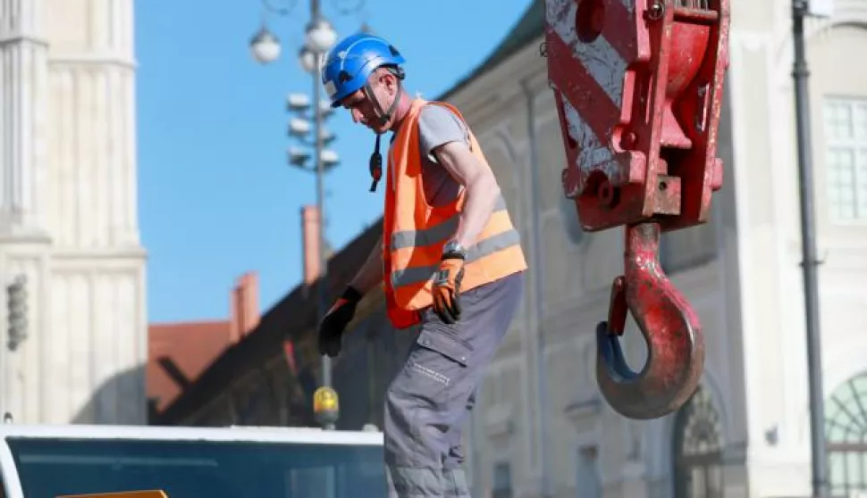 09.04.2020., Zagreb - Ispred katedrale dopremljeni su veliki dijelovi konstrukcije dizalice koja ce biti sastavljena kako bi mogla sanirati steta na katedrali odnosno kako bi se uklonio vrh sjevernog tornja koji se pomaknuo uslijed potresa te ga je potrebno skinuti. Photo: Sanjin Strukic/PIXSELL