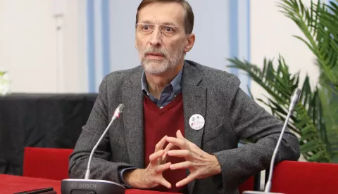 Osijek, 16.11.2020. - Filozofski fakultet Osijek - Svečana dvorana, Dani Matice hrvatske Osijek - književno-kazališno druženje s Mirom Gavranom, uz moderiranje Ivana Trojana. Ulomke čitali Marijan Josipović i Nikolina Odobašić - Miro GavranFOTO: Željko Šepić