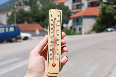 Vrgorac, 18.7.2024.- Kod Doma zdravlja u Vrgorcu u ?etvrtak u podne izmjerena je temperatura od 41 Celzijevog stupnja. foto HINA/ Jure DIVI?/ ua