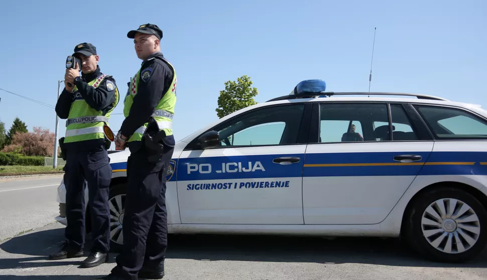 snimio Davor KIBEL, Osijek, 21.04.2016. Gacka ulica, policija kontrolira brzinu vožnje, kontrola brzine, brzina, vožnja, patrola na cesti, organizirana akcija kontrole, ograničenje, brza vožnja