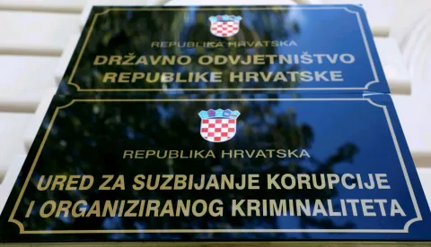 Zagreb, 26.09.2018. - Pripadnici USKOK-a u policijskom automobilu priveli su vozača ministra Tomislava Toluića, Blaa Curića u prostorije USKOK-a u Zagrebu. Bla Curić uhićen je zbog sumnji da je Franji Vargi dojavio da mu se sprema uhićenje zbog izrade lanih SMS poruka navodno za Zdravka Mamića, ali i biveg predsjednika HDZ-a Tomislava Karamarka i potpredsjednika te stranke Milijana Brkića. Na fotografiji ploče s natpisom DORH i USKOK. foto HINA/ Lana SLIVAR DOMINIĆ/ lsd