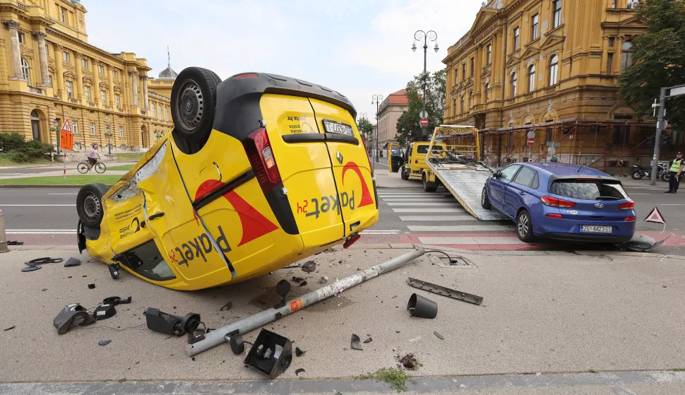 22.07.2024., Zagreb - U teskom sudaru dva vozila koji se jutros dogodio kod HNK, postanski kombi zavrsio je na krovu. Photo: Patrik Macek/PIXSELL