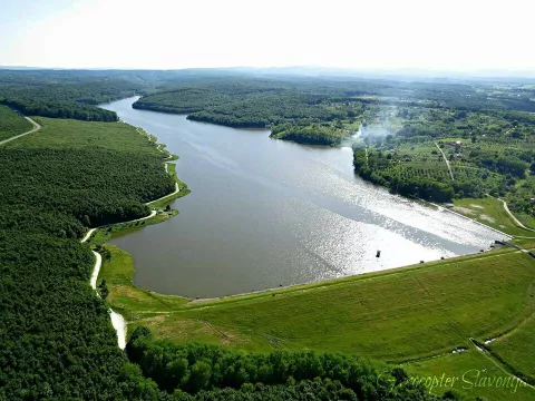 Lapovac je akumulacijsko jezero izgrađeno 1993. godine. 