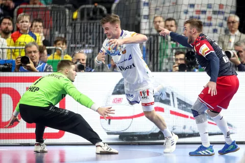 22.01.2024., Lanxess Arena, Koeln, Njemacka - EHF Europsko prvenstvo u rukometu 2024. u Njemackoj. Drugi krug, skupina 1, Hrvatska - Island. Dominik Kuzmanovic, Odinn Thor Rikhardsson, Luka Cindric. Photo: Sanjin Strukic/PIXSELL