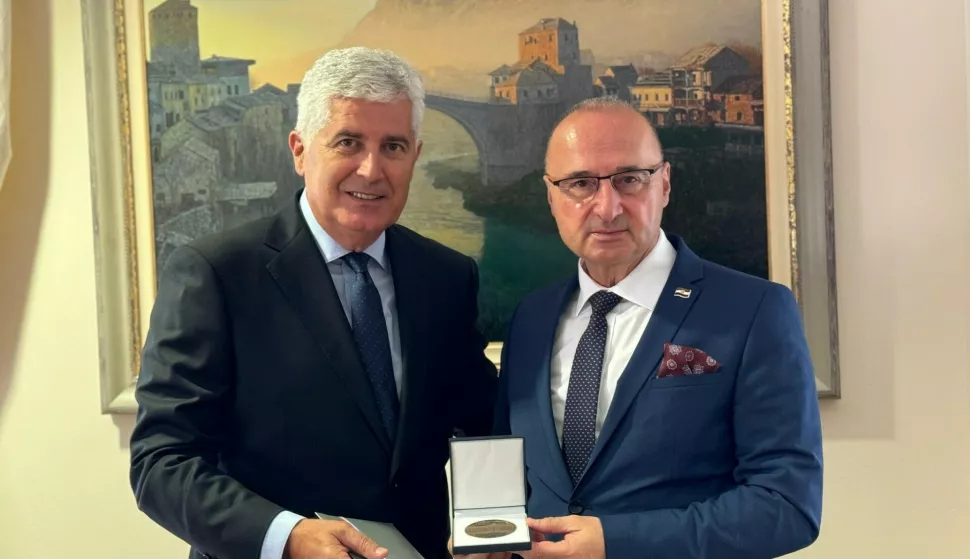 Mostar, 23.07.2024. - Šef hrvatske diplomacije Gordan Grlić Radman izrazio je u utorak u Mostaru uvjerenje da će Bosna i Hercegovina uskoro formalno započeti pristupne pregovore s Europskom unijom, što službeni Zagreb snažno podupire. Na slici Dragan Čović, Gordan Grlić Radman. foto HINA/ Zoran KREŠIĆ/ tm