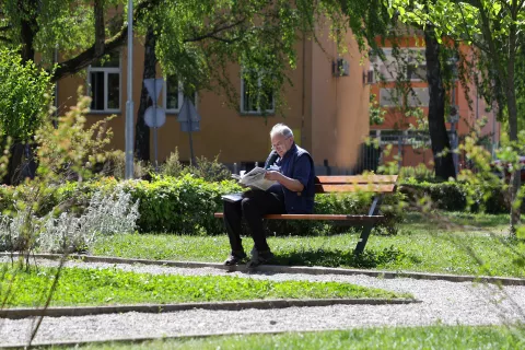 Osijek, 29. 04. 2024., Trg B. J. Jelacica, Donji grad, suncano vrijeme, toplo vrijeme, umirovljenik, rjesavanje krizaljke, citanje novina park, zelenilo slobodnjak, slobodnjaciSNIMIO BRUNO JOBST