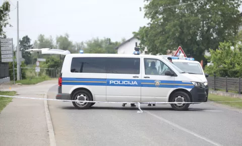 U prometnoj nesreći u kojoj je sudjelovalo teretno vozilo, a koja se oko 12:05 sati dogodila u Rugvičkoj ulici u Dugom Selu, poginulo je dijete. Očevid je u tijeku. Photo: Emica Elvedji/PIXSELL