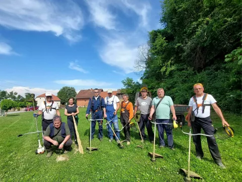 Šarengrađani redovno u akciji košnje i uređenja sela