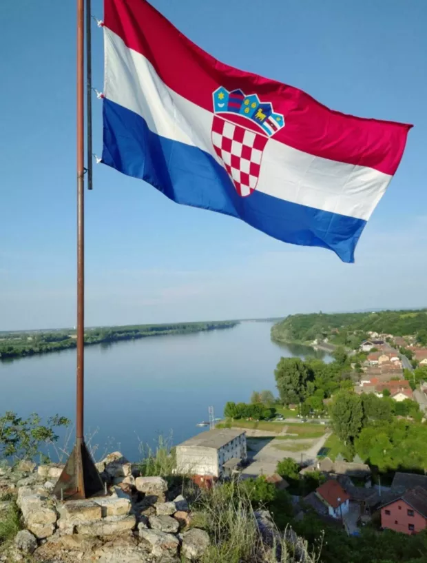 Hrvatski stijeg na utvrdi ponad &Scaron;arengrada