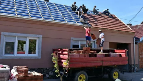 slavonija...bosnjaci...06.07.2024.nekoliko dana poslije olujnog nevremena u kojem je mjesto bosnjaci najgore stradalo radi se na krovovima, a ukljucila se i hrvatska vojska ljudstvom i strojevima;foto Gordan Panić