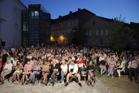 Osijek, 25. 07. 2024., Stara pekara - dvorište, OLJK, KOMIK MOTION - predstava, kazališna predstava, SNIMIO BRUNO JOBST