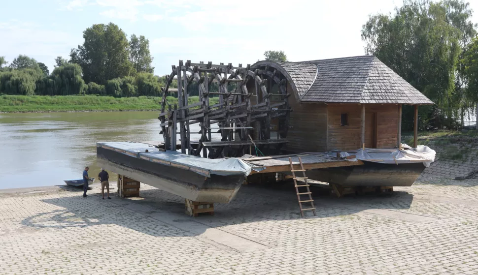 Osijek, 25. 07. 2024, Rijecno remontno brodogradiliste na Pampasu iza MNK Neptun. Osječka vodenica na remontu i obnovi izvučena na suhi dok.snimio GOJKO MITIĆ