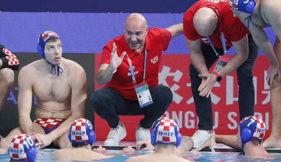 epa11150364 Croatia head coach Ivica Tucak (C) speaks during the Men's Water Polo Quarterfinal match between Serbia and Croatia at the FINA World Aquatics Championships in Doha, Qatar, 13 February 2024. EPA/YURI KOCHETKOV