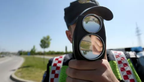 snimio Davor KIBEL, Osijek, 21.04.2016. Gacka ulica, policija kontrolira brzinu voћnje, kontrola brzine, brzina, voћnja, patrola na cesti, organizirana akcija kontrole, ograniиenje, brza voћnja