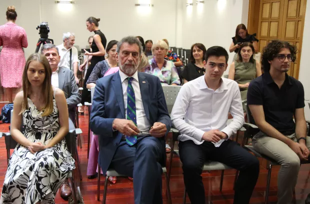 Zagreb, 24.07.2024 - Ministarstvo znanosti, obrazovanja i mladih nagradilo je najbolje maturante u vi&scaron;e kategorija posebnim priznanjima, uz novčani iznos od 350 eura. Dodijelenje su i sljedeće nagrade, Nagrada Soljačić, Nagrada za informatiku, Nagrada Ante Žužul. Nagrade su dodijelili ministar znanosti, obrazovanja i mladih Radovan Fuchs i utemeljitelji nagrada. Na fotografiji Lara Usmiani, ministar Radovan Fuchs, bartul Zavorović, Vid &Scaron;arić.foto HINA/ Denis CERIĆ /dc