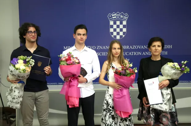 Zagreb, 24.07.2024 - Ministarstvo znanosti, obrazovanja i mladih nagradilo je najbolje maturante u vi&scaron;e kategorija posebnim priznanjima, uz novčani iznos od 350 eura. Dodijelenje su i sljedeće nagrade, Nagrada Soljačić, Nagrada za informatiku, Nagrada Ante Žužul. Nagrade su dodijelili ministar znanosti, obrazovanja i mladih Radovan Fuchs i utemeljitelji nagrada. Na fotografiji dobitnici nagrada Vid &Scaron;arić, Bartul Zavorović, Lara Usmiani i mama nagrađenog Petra Jukića.foto HINA/ Denis CERIĆ /dc