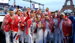Pariz, 26.07.2024 - Barbara Mati? i Giovanni Cernogoraz ponijeli su hrvatsku zastavu na sve?anosti otvaranja Olimpijskih igara odr?anoj na rijeci Seini. Na slici hrvatski sporta?i na Trocadero trgu u Parizu. foto HINA/ POOL/ Damir SEN?AR/ lsd