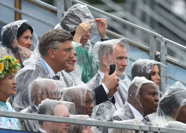 Pariz, 26.07.2024 - Ceremonija otvaranja Olimpijskih igara Pariz 2024 na Trocadero trgu u Parizu. Na slici Andrej Plenkovi?, Zvonimir Frka-Pete?i?, ?panjolski kralj Filip VI. i kraljica Leticija. foto HINA/ POOL/ Damir SEN?AR/ lsd 