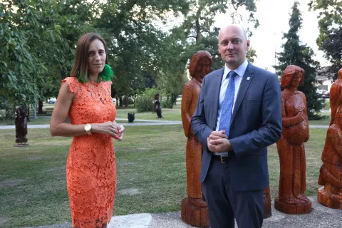 Ernestinovo, 28. 07. 2024, Park skulptura Ernestinovo i Galerija Petar Smajić. Otvorenje izložbe Mate Tijardovića "Ne zaboravi zavičaj" i 51. Kolonije kipara naivaca Ernestinovo. Koncert 4 tenora. Načelnica opčine Marijana Junu&scaron;ić i zamjenik župana Josip Miiletić.snimio GOJKO MITIĆ