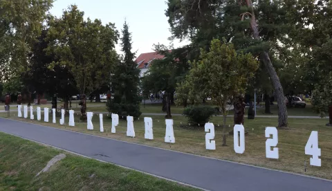 Ernestinovo, 28. 07. 2024, Park skulptura Ernestinovo i Galerija Petar Smajić. Otvorenje izložbe Mate Tijardovića "Ne zaboravi zavičaj" i 51. Kolonije kipara naivaca Ernestinovo. Koncert 4 tenora.snimio GOJKO MITIĆ