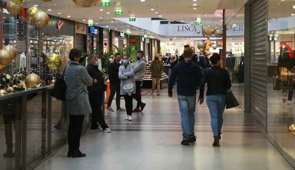 Osijek.27.11.2020. Kolona ljudi u trgovinama u TC Portanova zbog snizenja crnog petka Na fotografiji: Red ispred trgovinaFoto:Marko Mrkonjic