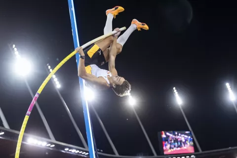 epa10832020 Armand Duplantis of Sweden competes in the Pole Vault Men during the World Athletics Diamond League Weltklasse athletics meeting at the Letzigrund stadium in Zurich, Switzerland, 31 August 2023. EPA/PHILIPP SCHMIDLI