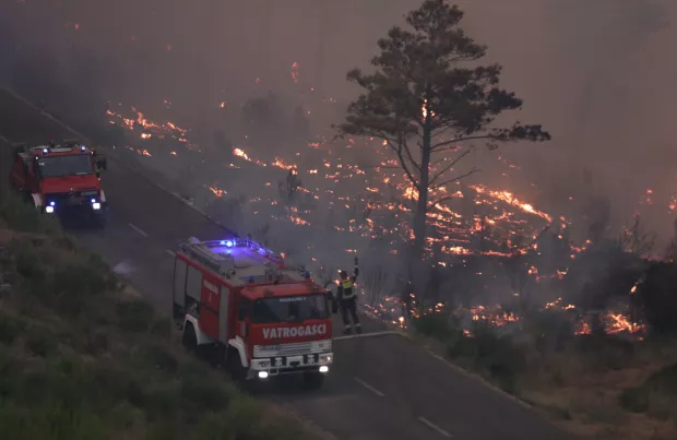 31.07.2024.,Tucepi- Nakon neprospavane noci vatrogasci na podrucju Tucepa i pred svanuce nadljudskim naporima sprijecavali daLjnje sirenje pozara prema park sumi Biokovo. Photo: Ivo Cagalj/PIXSELL