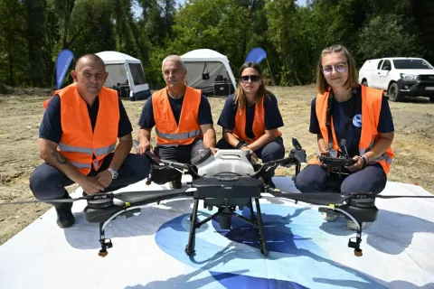 Tim tvrtke Deratizacija Gospić koji dronom zaprašuje komarce