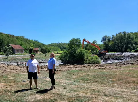 S početkom radova, Jezero su obiši gradonačelnica Iloka Marina Budimir i predsjednik VMO Šarengrada Pero Ćorić