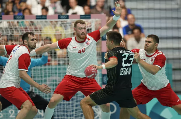 Pariz, 31.07.2024 - Utakmica 3. kola skupine A natjecanja u rukometu između reprezentacija Hrvatske i Njemačke na Olimpijskim igrama Pariz 2024. Na slici Josip &Scaron;arac, Nikola Grahovac, Marin &Scaron;ipić, Renars Uscins.foto HINA/ Damir SENČAR/ ds