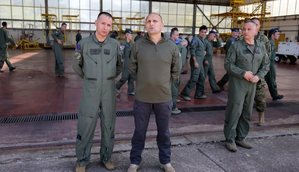 Zemunik, 31.07.2024. - Potpredsjednik Vlade RH i ministar obrane Ivan Anušić posjetio je 855. protupožarnu eskadrilu Hrvatskog ratnog zrakoplovstva. Na fotografiji: Ivan Anušić, Foto HINA/Zvonko KUCELIN