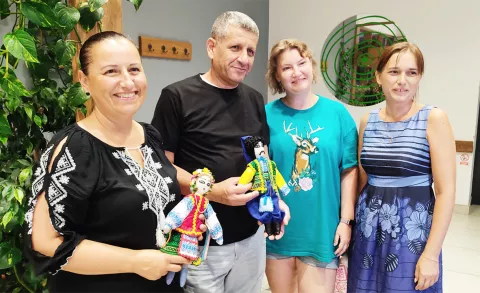 Helena Hegedi&scaron; i Ilija Nikolić s ukrajinskim odgajateljicama i dobivenim lutkama u ukrajinskim narodnim no&scaron;njama