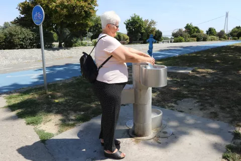 Osijek, 01. 08. 2024, Javne slavine u Gradu Osijeku, koje su u nadležnosti UO za komunalne djelatnosti Grada. Slavina na Šetalištu kardinala Franje Šepera, Zdenac.snimio GOJKO MITIĆ