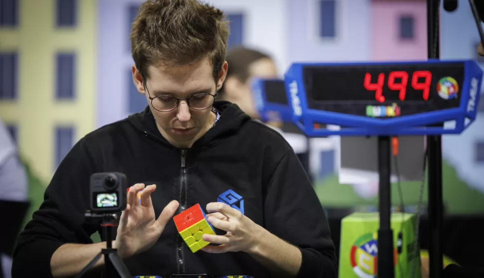 epa11502316 Polish Tymon Kolasinski, current European record-holder, takes part in the fourth and last day of the Rubik's Cube European Championship, in Pamplona, northern Spain, 28 July 2024. More than 1,200 participants are competing to become the champion of Europe. EPA/Villar Lopez