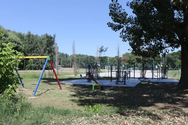 Vlasnici ne čiste izmet za svojim psima, koji se istovare na pje&scaron;ačku stazu i dječje igrali&scaron;te