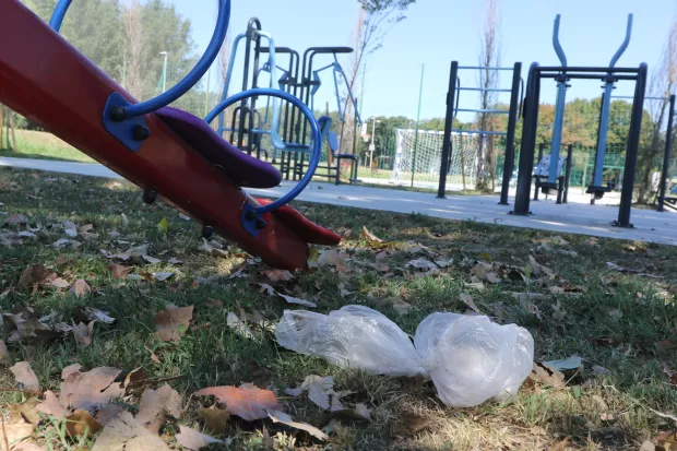 Vlasnici ne čiste izmet za svojim psima, koji se istovare na pje&scaron;ačku stazu i dječje igrali&scaron;te