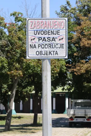 Vlasnici ne čiste izmet za svojim psima, koji se istovare na pje&scaron;ačku stazu i dječje igrali&scaron;te