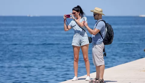 Zadar, 21.07.2024. - Turisti u nedjeljnoj &scaron;etnji po poluotoku,Foto HINA/Zvonko KUCELIN