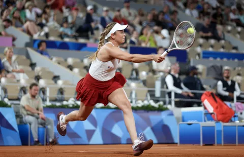 Pariz, 01.08.2024 - Polufinalni meč teniskog turnira za žene na Olimpijskim igrama Pariz 2024, Dona Vekić - Anna Karolina Schmiedlova. Na slici Dona Vekić.foto HINA/ Damir SENČAR/ ds