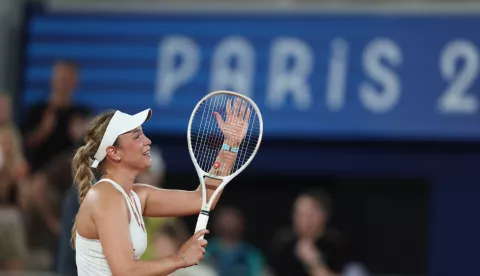 Pariz, 01.08.2024 - Hrvatska tenisa?ica Donna Veki? (28) plasirala se u finale olimpijskog turnira u Parizu koji se igra na terenima Roland Garrosa te tako osigurala najmanje srebrnu medalju, ona je u polufinalu uvjerljivo sa 6-4, 6-0 svladala Slovakinju Annu Karolinu Schmiedlovu za sat i pet minuta igre. foto HINA/ Damir SEN?AR/ ik